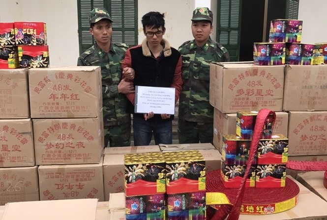 Bắt quả tang đối tượng vận chuyển 1,2 tấn pháo lậu Bắt quả tang đối tượng vận chuyển 1,2 tấn pháo lậu