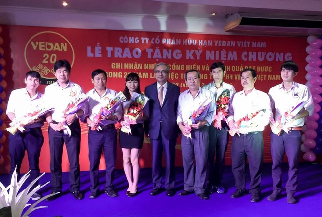 Vedan Việt Nam tự hào tổ chức Lễ tôn vinh nhân viên gắn bó 20 năm Ban lãnh đạo công ty Vedan trao tặng những bó hoa tươi thắm cảm ơn những người lao động đã gắn bó với công ty suốt 20 năm qua.