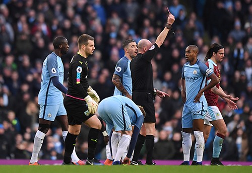 Man City thắng nhọc nhằn trong thế mất người Fernandinho (áo xanh, phải) đẩy Man City vào thế khó khăn, phải gồng mình trong phần lớn thời gian. Ảnh: Reuters.