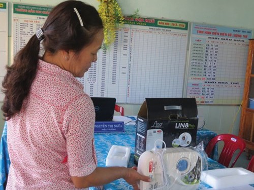 Nhà trường là nơi dạy chữ, dạy người, đâu phải cái chợ mà hàng hóa xô bồ Do quá tin tưởng, nhiều giáo viên bị lừa mua máy sục khử độc ozone. Ảnh minh họa: Báo Phụ nữ Thành phố Hồ Chí Minh.