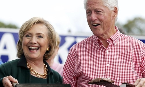 Hillary Clinton sẽ dự lễ nhậm chức của Donald Trump Bà Hillary Clinton cùng chồng, cựu tổng thống Bill Clinton. Ảnh: Reuters.