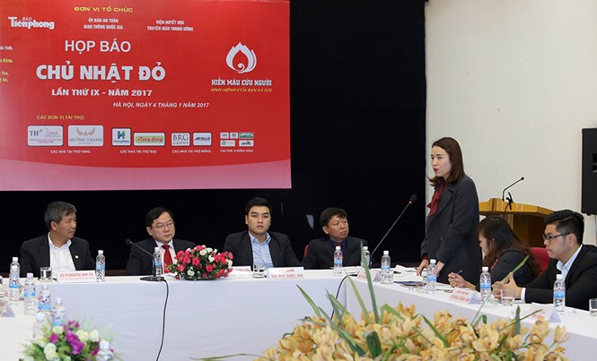 Quỹ Vì tầm vóc Việt đồng hành cùng “Chủ Nhật đỏ” Bà Trần Như Trang - Giám đốc Quỹ Vì tầm vóc Việt phát biểu tại Họp báo công bố chương trình sáng 4/1/2017.