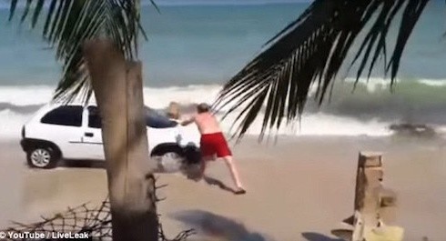 Du khách giận dữ dùng đá tảng ném vỡ đầu ôtô Du khách giận dữ dùng đá tảng ném vỡ đầu ôtô