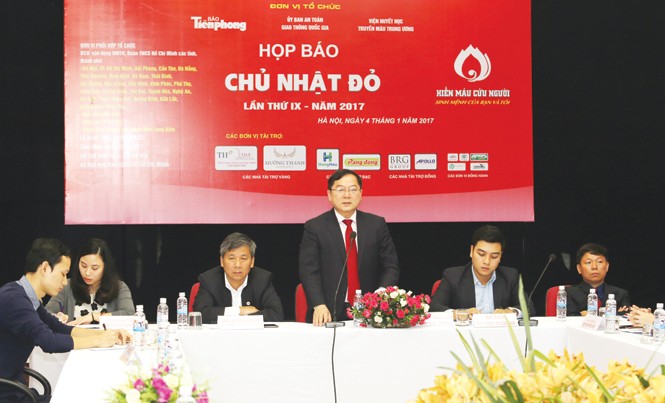 Lan tỏa sự sẻ chia Nhà báo Lê Xuân Sơn, Tổng biên tập báo Tiền Phong, Trưởng ban tổ chức “Chủ nhật Đỏ”, phát biểu tại cuộc họp báo. Ảnh: Như Ý.