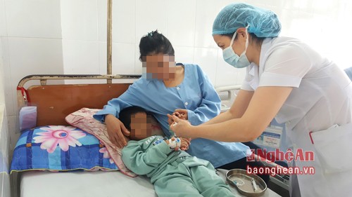 Kinh hãi với chiếc kèn đồ chơi trong phổi bé 6 tuổi Bé M đang được điều trị tại bệnh viện Hữu nghị đa khoa Nghệ An. Ảnh: Báo Nghệ An