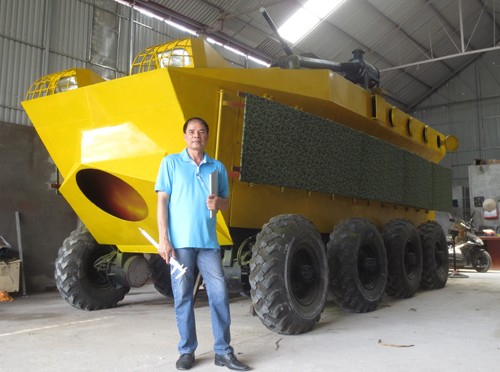 Xe bọc thép 2 tỷ đồng bị tháo dỡ bán đồng nát Ông Nguyễn Đình Chính và chiếc xe bọc thép. Ảnh: P.Hương.