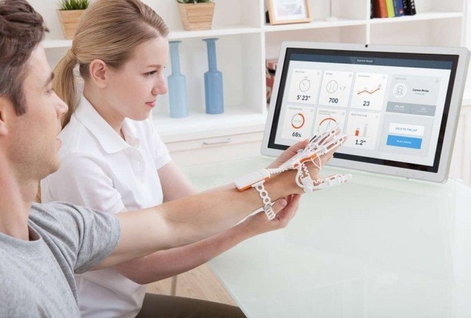 Găng tay thông minh giúp bệnh nhân đột quỵ phục hồi Găng tay Rapael Smart Glove.