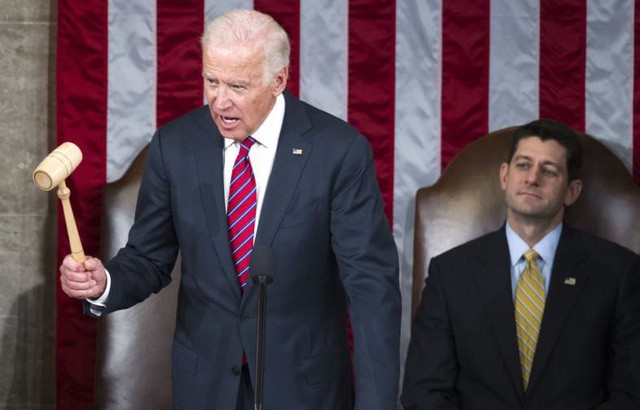 Quốc hội Mỹ chính thức công nhận ông Trump trở thành tổng thống Phó Tổng thống Mỹ Joe Biden tuyên bố ông Donald Trump chính thức đắc cử Tổng thống thứ 45 của Mỹ. Ảnh: Getty.