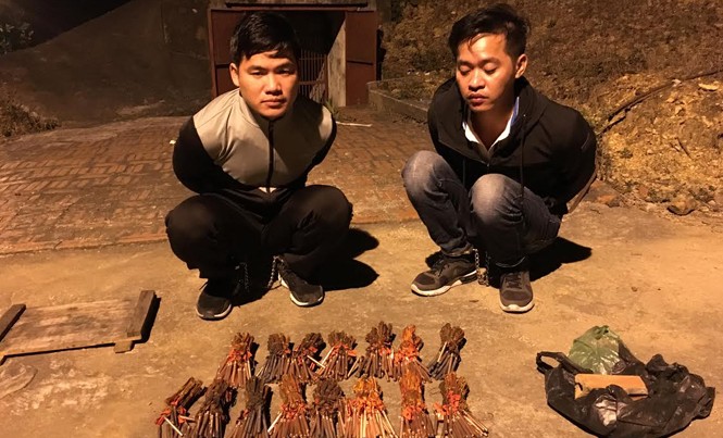 Bắt kẻ buôn nguyên kho thuốc nổ Đối tượng và tang vật vụ buôn nguyên kho thuốc nổ.