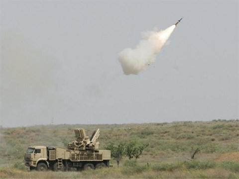 Nga triển khai 2 trung đoàn S-400 và Pantsir-S tới Crimea Hệ thống phòng không Pantsir-S của Nga khai hỏa.