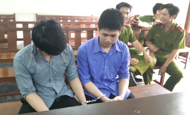 Tông vào xe cứu hộ rồi sát hại tài xế do cự cãi Hai anh em Công và Bảo tại phiên tòa ngày 10/1. Ảnh: Tân Châu.