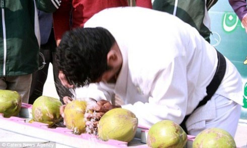 Võ sư Pakistan dùng đầu đập vỡ 43 quả dừa trong một phút Võ sư Pakistan dùng đầu đập vỡ 43 quả dừa trong một phút