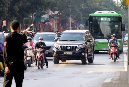 Hà Nội sẽ có 7 tuyến buýt nhanh Nhiều phương tiện cá nhân thường xuyên lấn làn xe buýt nhanh. Ảnh: Bá Đô.
