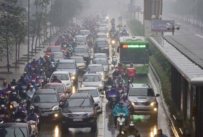 Tài xế buýt nhanh cũng bất ngờ khi bị chậm chuyến 20 phút ngày mưa Theo ghi nhận của Tiền Phong, dọc Láng Hạ, Lê Văn Lương, Tố Hữu giờ cao điểm buổi sáng, các chuyến buýt nhanh miễn phí đều gặp khó khi bị hàng loạt xe máy, ô tô lấn làn.