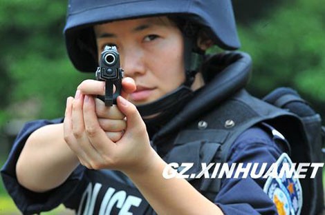 Những nữ cao thủ của lực lượng cảnh sát đặc biệt Trung Quốc Phan Cầm luyện bắn súng.