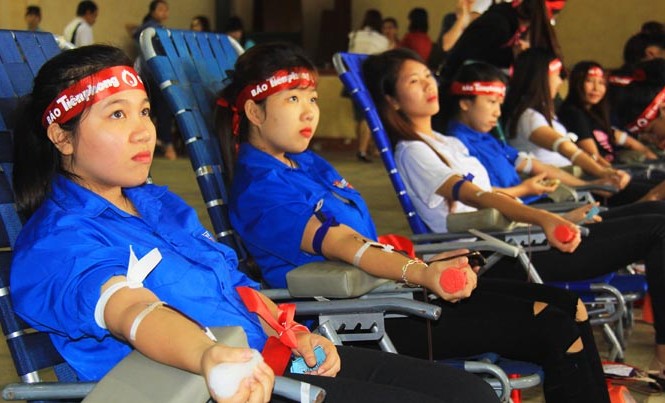 Gần 500 sinh viên Trường CĐSP Đắk Lắk đi hiến máu Nữ sinh Cao đẳng Sư phạm hiến máu.
