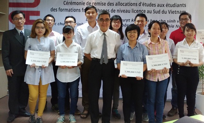 Trao học bổng vượt khó cho sinh viên hệ Pháp ngữ Sinh viên nhận học bổng Pháp ngữ.