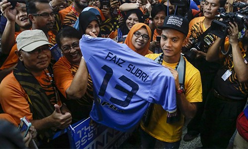 Chủ nhân Bàn đẹp nhất năm được Malaysia chào đón như người hùng Người hâm mộ chào đón và hô vang tên Faiz khi anh trở lại Kuala Lumpur. Ảnh: EFE.