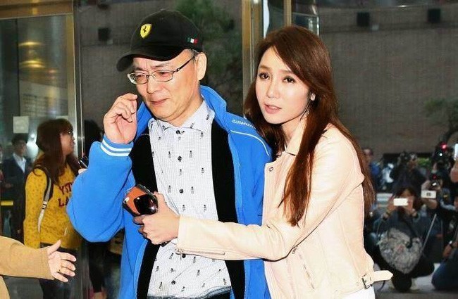 Chồng Helen Thanh Đào tiết lộ chuyện tế nhị của hai vợ chồng Sau tuyên bố của Helen Thanh Đào, chồng cô thừa nhận họ chưa bao giờ ngủ chung vì ông bị bệnh. Ảnh: Apple.