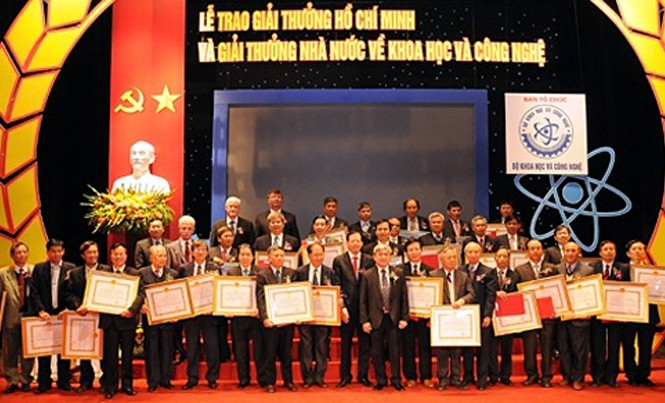 Chủ tịch nước tặng thưởng các công trình của khoa học Việt Nam Lễ trao giải thưởng Hồ Chí Minh và Giải thưởng Nhà nước về KH&CN lần thứ IV năm 2010.