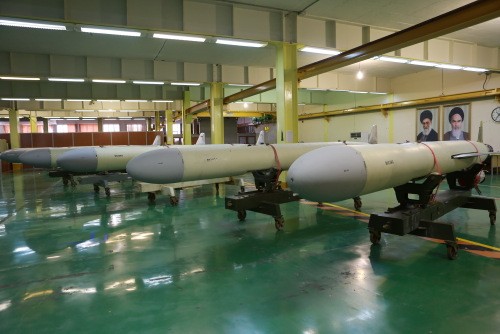 Iran thử tên lửa có khả năng mang đầu đạn hạt nhân Các tên lửa Sumar tại xưởng chế tạo. Ảnh: Bộ Quốc phòng Iran.