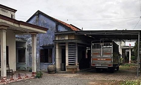 Trúng độc đắc 10 tỉ, hai vợ chồng nhập viện vì... khách Cửa nhà ông B phải đóng chặt vì số lượng người kéo đến nhà "chúc mừng" quá đông.