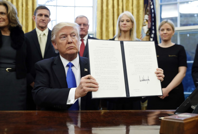 Ba cách để hủy bỏ sắc lệnh của Tổng thống Mỹ Tổng thống Mỹ Donald Trump gây bão với sắc lệnh cấm nhập cảnh đối với công dân 7 nước Hồi giáo. Ảnh: AP.