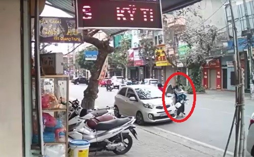 Nữ tài xế mở cửa xe hất văng 2 học sinh xuống đường Người phụ nữ mở cửa xe bất cẩn khiến 2 em học sinh ngã xuống đường. Ảnh cắt từ clip.