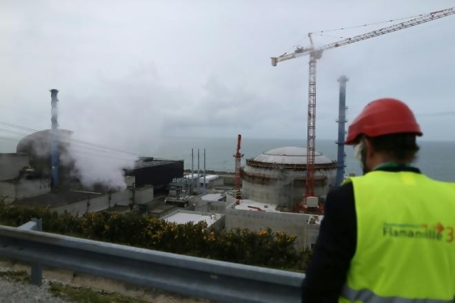 Nổ nhà máy điện hạt nhân ở Pháp Nhà máy điện hạt nhân Flamanville ở tây bắc Pháp. Ảnh: Reuters.