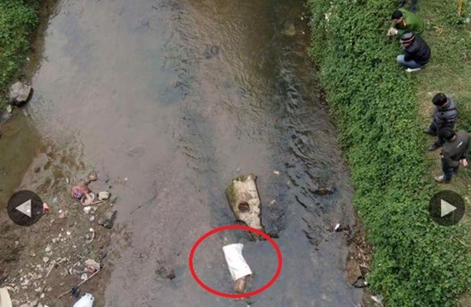 Thi thể người đàn ông nhét trong bao tải trôi trên suối Thi thể được phát hiện nhét trong bao tải. Ảnh: Facebook.