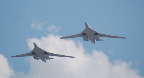 Buồng lái tiện nghi giúp phi công Tu-160 Nga bay 18.000 km không nghỉ Hai chiếc Tu-160 bay tuần tra. Ảnh: Ainonline.