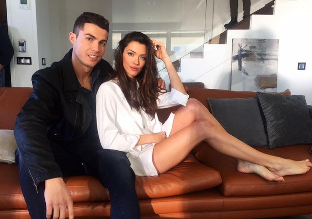 Siêu mẫu người Đức tung ảnh gợi cảm bên Ronaldo Siêu mẫu Anna Christina Schwartz tung ảnh tình tứ bên cạnh C.Ronaldo.