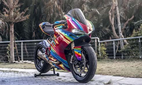 Ducati 899 Panigale 'độ' cầu vồng 7 sắc tại Việt Nam Bản độ cầu vồng 7 sắc trên Ducati Panigale 899. Ảnh: Lose Data.