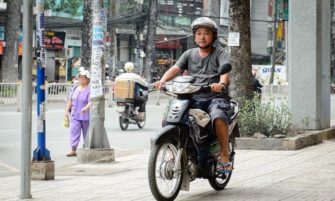 Cò 'Đất phương Nam' làm lơ xe thất bại, lại khăn gói về quê "Thằng Cò" đang ở Bình Dương kiếm sống bằng việc chạy xe ôm.