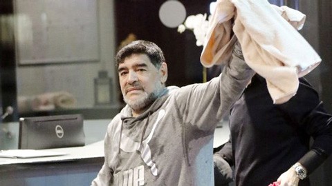 Maradona xô xát với bạn gái sau đêm Valentine mặn nồng Maradona xô xát với bạn gái sau đêm Valentine mặn nồng