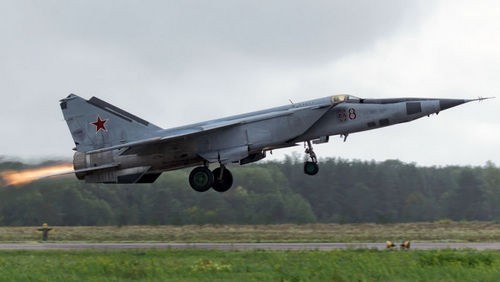 Tiêm kích chuyên diệt oanh tạc cơ siêu thanh Một chiếc MiG-25 của không quân Nga cất cánh. Ảnh: Jalopnik.