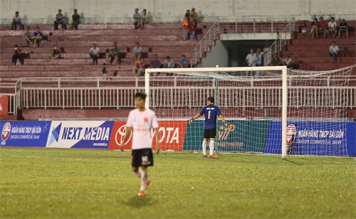 Chủ tịch CLB Long An nói gì về vụ đứng im cho đối phương ghi bàn? Thủ môn Minh Nhựt quay lưng lại, khi cầu thủ TP HCM đá phạt đền. Ảnh: Quang Liêm.