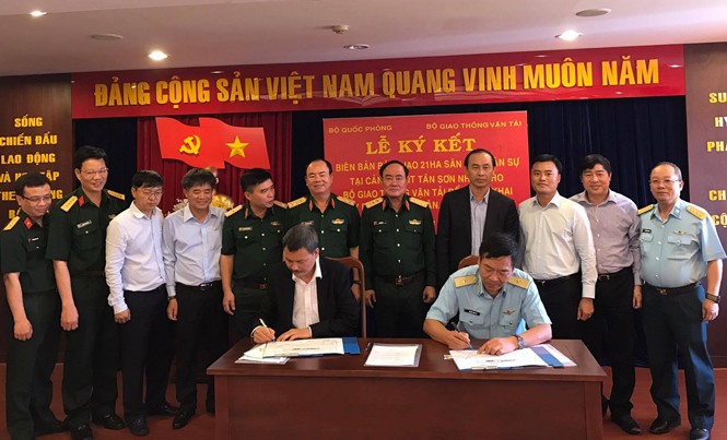 Quân đội giao 20ha đất cho sân bay Tân Sơn Nhất Bộ Quốc Phòng và Bộ GTVT ký biên bản tạm bàn giao 20ha đất.