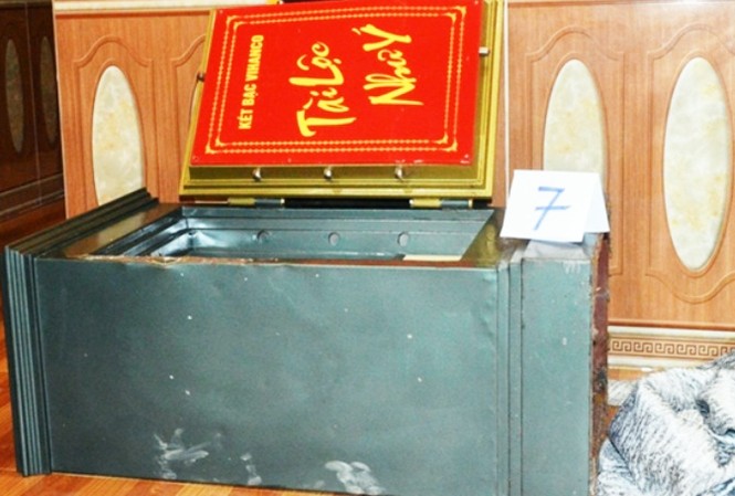 Giả làm từ thiện, lẻn vào chùa phá két sắt trộm tiền Chiếc két sắt bị cạy phá, trộm tiền ở chùa Khánh Vân.
