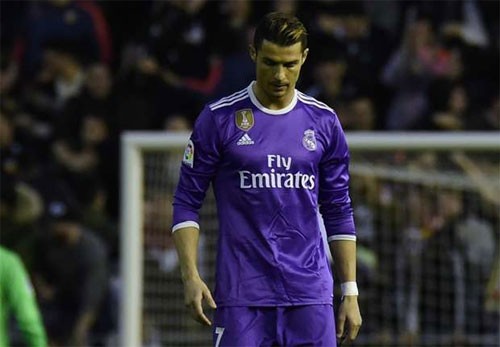 Real thua Valencia, cuộc đua Liga lại rộng mở cho Barca Bàn gỡ của Ronaldo không thể giúp Real thoát thua. Ảnh: Reuters