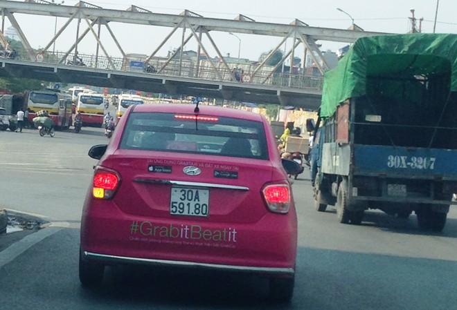 Đề nghị giám sát Uber, Grab bằng “hộp đen” Một xe Grab trên đường phố Hà Nội. Ảnh: Sỹ Lực.
