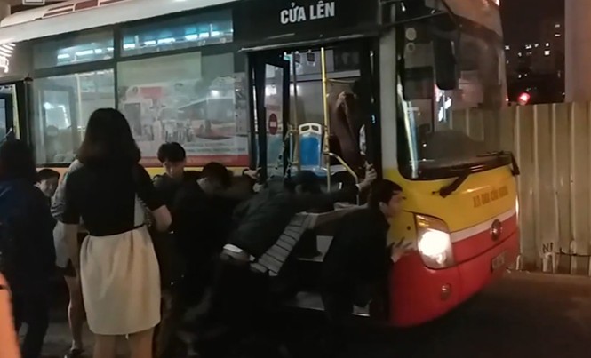 Chục sinh viên đẩy buýt Hà Nội chết máy Các sinh viên trợ giúp đẩy xe buýt chết máy. Ảnh: cắt từ clip.