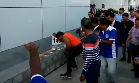 Người đàn ông tay trần đập vỡ hơn 100 quả dừa trong 50 giây Người đàn ông tay trần đập vỡ hơn 100 quả dừa trong 50 giây