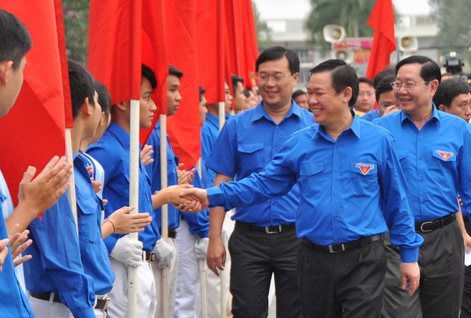 Tháng thanh niên là dịp để bạn trẻ bùng cháy đam mê Phó thủ tướng Vương Đình Huệ bắt tay các bạn trẻ.