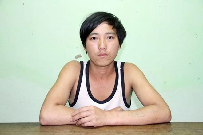 Bé gái bị cưỡng bức khi đi lấy củi với 'yêu râu xanh' Chu tại cơ quan công an. Ảnh: Báo Lào Cai.