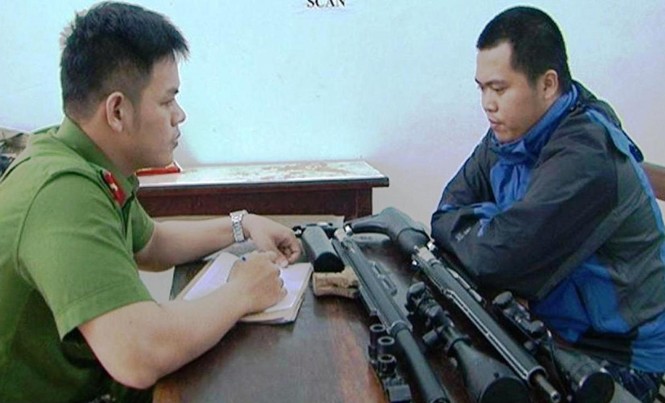 Phát hiện đối tượng mua bán súng tự chế qua Facebook Lê Đức Quốc Bảo cùng tang vật “hàng nóng” tại cơ quan công an TT-Huế.