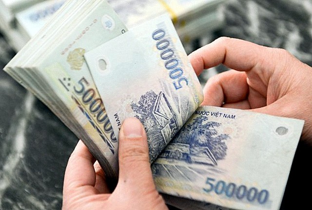 Hàng loạt chính sách quan trọng có hiệu lực từ tháng 4 Thông tư 13 nêu rõ việc rút tiền mặt vượt quá định mức phải đăng ký trước.