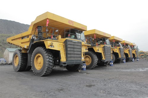 Chiêm ngưỡng dàn siêu xe tải giá 100 tỷ đồng ở Việt Nam 5 chiếc "siêu xe tải" Komatsu HD785 với tổng giá trị 99,88 tỷ đồng. Ảnh: Vinacomin.
