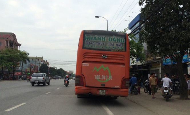 Người đàn ông bị xe khách cán tử vong sau va chạm xe máy Chiếc xe khách cán một người tử vong.