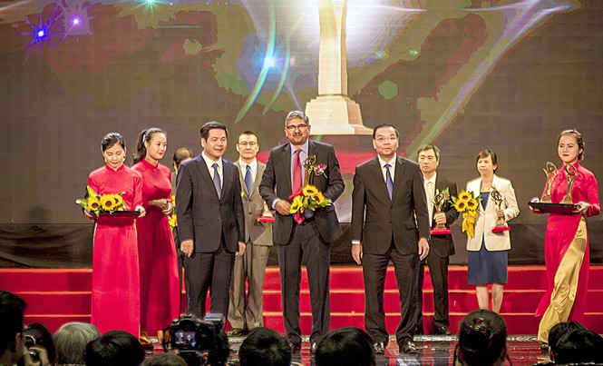 TH true MILK đạt giải Vàng Chất lượng Quốc gia Ông Arghya Mandal - Tổng Giám đốc Công ty Cổ phần Sữa TH đại diện doanh nghiệp vinh dự đón nhận giải Vàng Giải thưởng Chất lượng Quốc gia 2016.